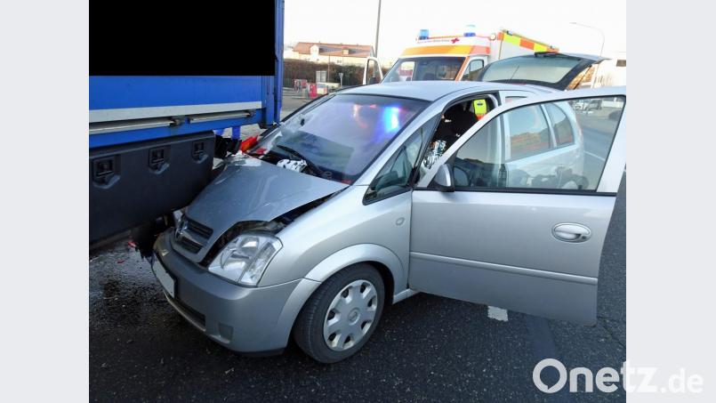 Der Pkw-Fahrer wurde bei der Kollision mit dem Lastwagen leicht verletzt. Es entstand ein Gesamtschaden von 15 000 Euro. Bild: Dobmeier