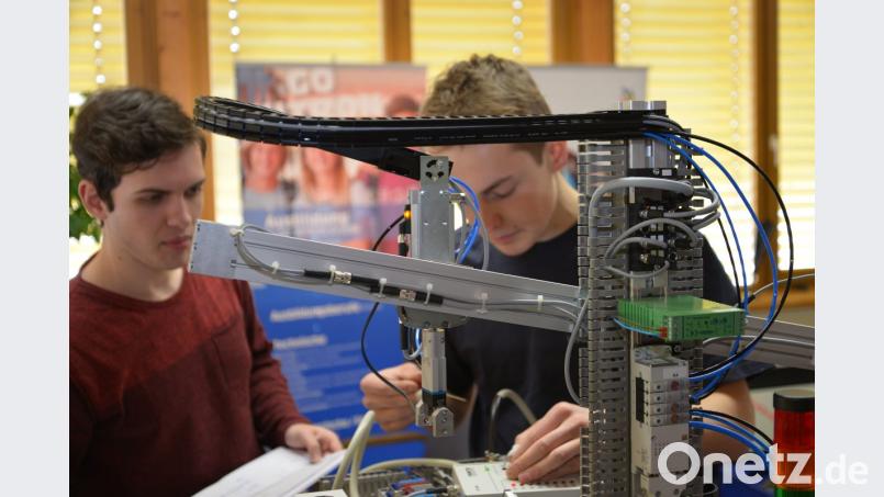 Marco Schmid (eingesprungen für den erkrankten Michael Gleißner) und Stefan Kick von Witron versuchen die Prüfungs-Aufgabe der Worldskills Germany mit aller Genauigkeit und den Vorgaben entsprechend zu lösen. Bild: exb