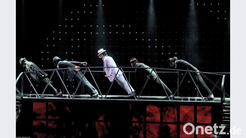 Diese berühmte Sequenz aus „Smooth Criminal“ darf natürlich auch bei der Show „Thriller“ nicht fehlen. Bild: Hugo Glendinning/exb