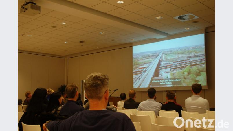 Etwa 60 Interessierte kamen zu der Infoveranstaltung der Autobahndirektion. Es ging um den Ausbau der A3 bei Regensburg. Bild: gib