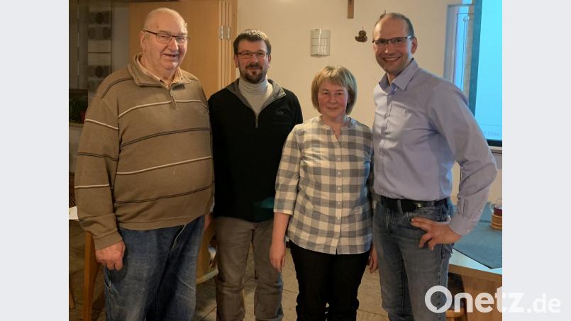 Imkervorsitzender Andreas Schultes hat mit Markus Konz (Maier Grünlandsaat GmbH), Christine Medick (Landwirtin und Imkerin) und Ely Eibisch (Kreisobmann des Bauernverbandes) drei Referenten zum Stammtisch der Bienenzüchter geladen (von links). Bild: rpp