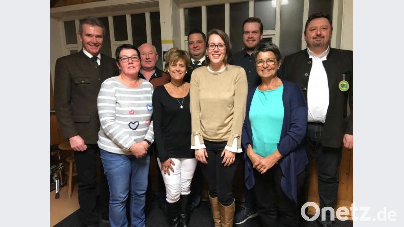 Der Vorstand der Schützengesellschaft Hubertus Raigering (von links): 1. Schützenmeister Michael Mulzer, die Ausschussmitglieder Sieglinde und Werner Eichermüller, Damenleiterin Brigitte Reng, Jugendleiter Manuel Hösl, 1. Schriftführerin Stephanie Wischert, Hauptkassier Michael Wischert, Ausschussmitglied Irene Binner sowie 2. Schützenmeister Oliver Maier. Bild: gth