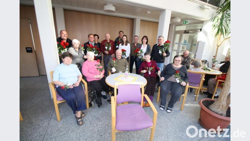 Die Senioren von Sankt Josef freuen sich über rote Rosen. Bild: bjp