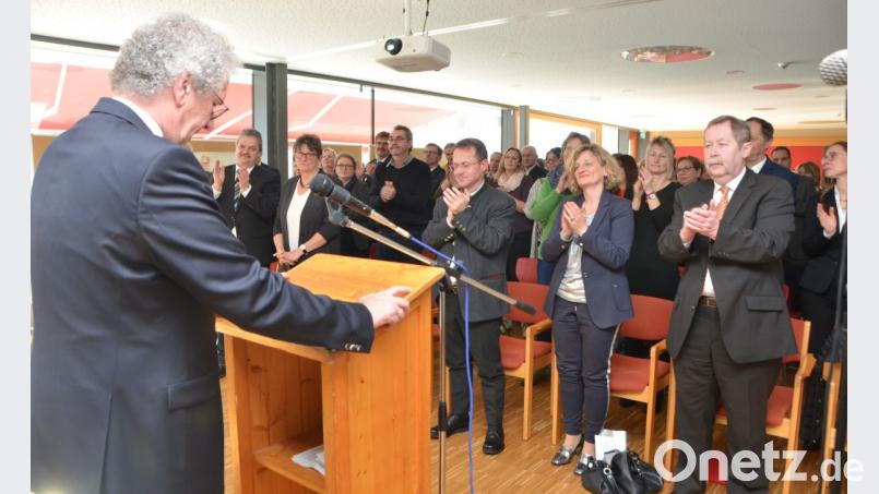 Nach der Abschiedsfeier gibt es stehende Ovationen für den scheidenden Rektor, der ganz gerührt ist. Bild: dob