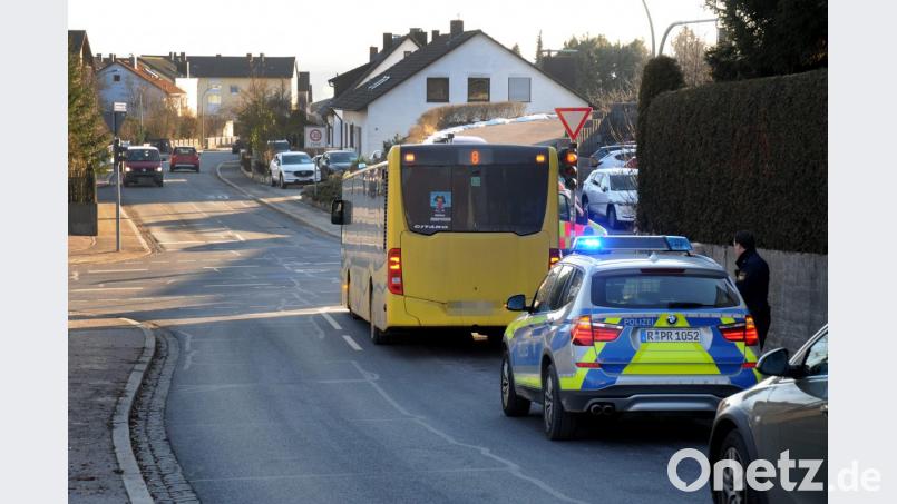 An der Ecke Egerer/Krumbacher Straße kam es zu dem Unfall mit dem Fahrgast. Polizei und Rettungsdienst rückten an. Bild: Stephan Huber