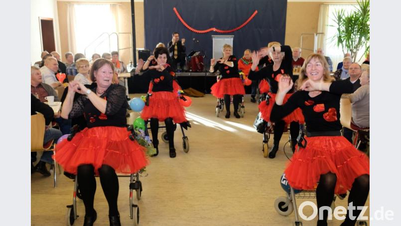 Keine Angst vor Rollatoren, heißt es beim Seniorenfasching in Vorbach. Das &quot;Vorbacher Frauen-GTeam&quot; demonstriert humvorvoll auf dem Parkett des Gemeindezentrums Vorbach die vielfältigen Einsatzmöglichkeiten des Gehwagens. Bild: do