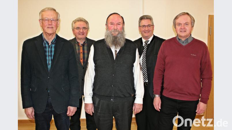 Für die kommenden zwei Jahre bestimmte die Versammlung Dionys Ringlstetter (Bildmitte) als Vorsitzenden und Walter Elberskirch (rechts) zum Stellvertreter. Anton Schopper (links) führt die Kassengeschäfte; Albert Zitzmann (2. von links) ist einer der drei Beisitzer. Bild: bph