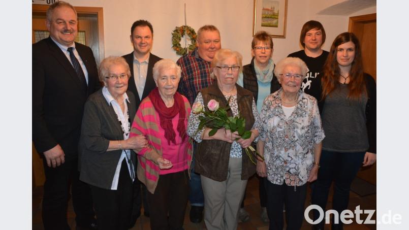 Klara Zintl (vorne, Zweite von rechts) feierte ihren 80. Geburtstag. Dazu gratulierten ihre Schwestern Maria, Berta (vorne, von links) und Anna (vorne rechts) sowie (hinten, von links) Bürgermeister Johann Burger, Pfarrgemeinderatssprecher Stephan Forster, Tochter Cornelia, Sohn Alfred sowie Enkel Stefan mit Freundin Annika. Bild: jr