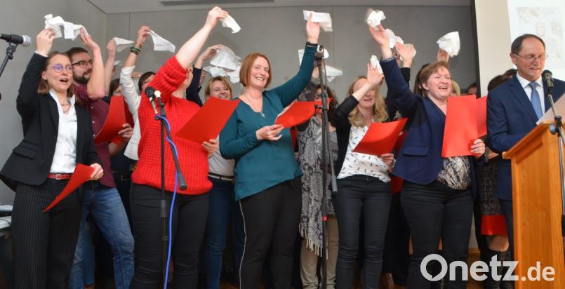 Der Lehrerchor dichtete Schlageroldies auf Alfons Raab um. &quot;Tränen lügen nicht.&quot; Bild: dob