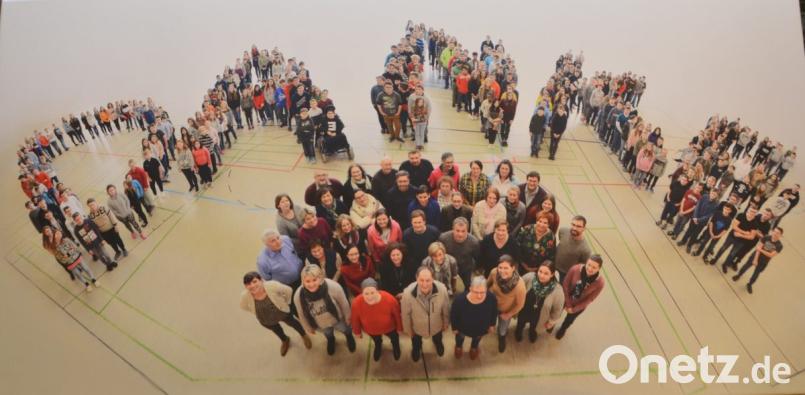 Eine zweistündige Abschiedsfeier machte deutlich, wie geschätzt der Rektor der Pfalzgraf-Friedrich-Mittelschule ist. Jetzt gehört seine Freizeit seiner Familie und vor allem seinen Enkelkindern Lukas und Leonie. Bild: dob