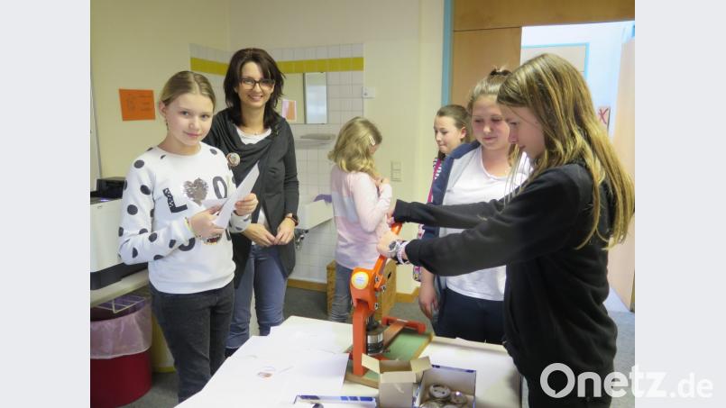 Bei Fachoberlehrerin Stefanie Nickl (Zweite von links) können interessierte Schüler selber einen Ansteckbutton herstellen. Bild: jzk