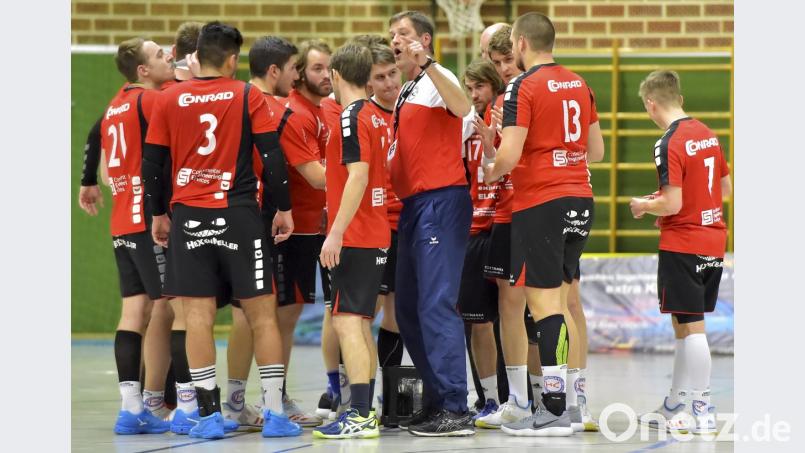 Die Handballer des HC Sulzbach mit Trainer Christian Rohrbach (Mitte) standen trotz aller Rückschläge in den vergangenen Wochen eng zusammen und schöpfen nun nach dem 32:27-Heimsieg gegen den TSV Roßtal wieder Hoffnung im Abstiegskampf. Bild: Hubert Ziegler