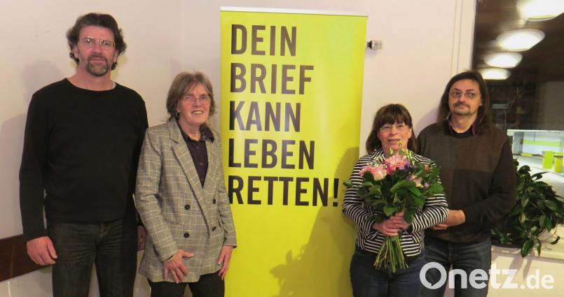 Willi Rester, Ingrid Passarello, Barbara Beck und Kurt F. Stangl (von links) stehen weiter an der Spitze der Amnesty-Kreisgruppe Schwandorf. Bild: Hirsch