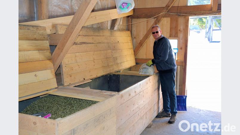 In einer Futterbox bewahrt Volker Pöhlmann das Futter für das Rotwild auf. Bild: bsc