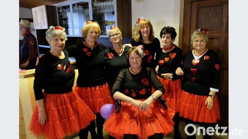 Keine Angst vor Rollatoren, heißt es beim Seniorenfasching in Vorbach. Das &quot;Vorbacher Frauen-GTeam&quot; demonstriert humvorvoll auf dem Parkett des Gemeindezentrums Vorbach die vielfältigen Einsatzmöglichkeiten des Gehwagens. Bild: do