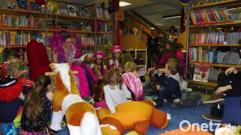 Prinzessin Viktoria I. liest in der Stadtbücherei vor. Bild: exb