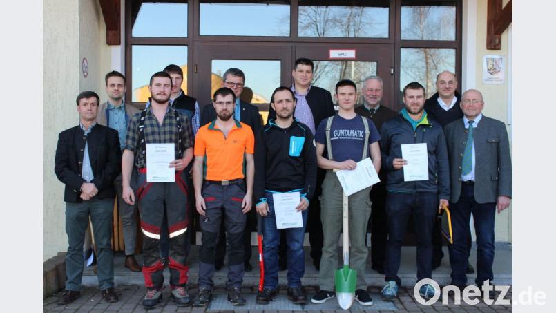 Die fünf Bestplatzierten mit den Ehrengästen nach der Siegerehrung. Bild: pko