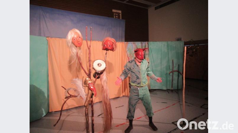 Moise Schmidt agiert als Fuchs auf der Bühne. Bild: exb