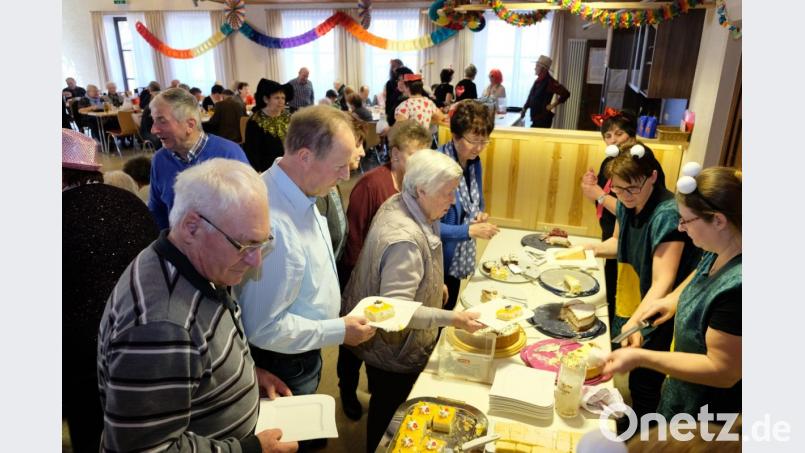 Mit Torten- und Kuchenspezialitäten werden die Besucher des Seniorenfaschings verwöhnt. Bild: do