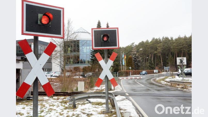 An diesem Bahnübergang auf der Verbindungsstraße von der B 470 in Richtung Latsch ereignete sich am Sonntag das Zugunglück. Bild: Gabi Schönberger