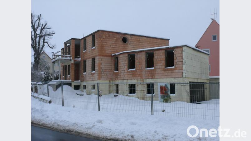 Seit Jahren unverändert ist der Rohbau an der Neualbenreuther Straße. Doch jetzt ist das betreffende Grundstück in einem Gutachten als möglicher Standort für einen weiteren Rettungswagen genannt worden. Bild: kgg
