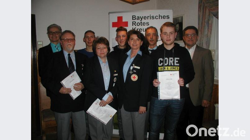 BRK-Kreisbereitschaftsleiter Richard Knorr (links), Bereitschaftsleiterin Karin Eigl (Vierte von rechts) und Bürgermeister Franz Tauber (rechts) bedanken sich bei Peter Bauer, Johannes Hautmann, Rita Bauer und Maximilian Hautmann (Zweiter bis Fünfter von links) sowie bei Ali Ghandour und Michael Prechtl (Zweiter und Dritter von rechts) für ihre Treue zur BRK-Bereitschaft Mehlmeisel. Bild: gis