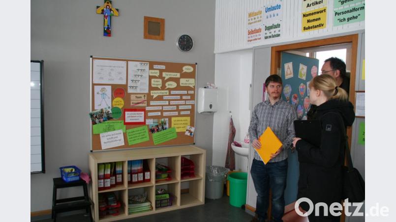 In den hinteren Klassenzimmern im ersten und zweiten Stock müssen Durchbrüche (im Bereich der Pinnwand) für einen Fluchtweg gemacht werden. Bei einer Besprechung der Baumaßnahme waren unter anderem Christoph Haberkorn von der Stadtverwaltung sowie Architekt Peter Kuchenreuther und seine Mitarbeiterin Franziska Grüner (von links) dabei. Bild: fpoz