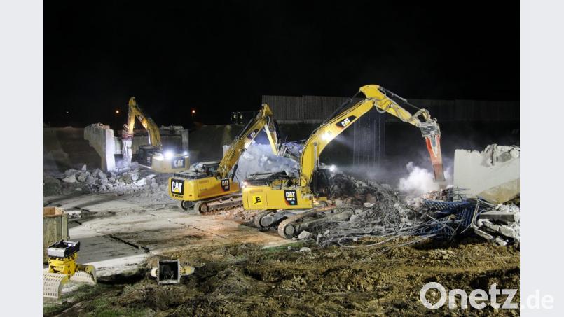 Bagger rissen auf der Autobahn A3 eine Brücke ab. Grund ist die Verbreiterung der A3 auf sechs Spuren in der Region. Bild: Autobahndirektion Südbayern/dpa