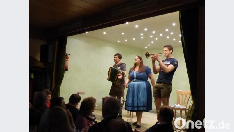 Als Musikanten und Sänger sind die Bauernseufzer (von links) Markus, Crissy und Stefan richtig gut drauf. Bild: fm