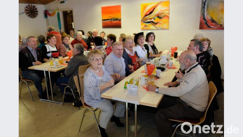 Zünftig ist’s: Etwa 120 Senioren aus der Pfarreiengemeinschaft Speinshart nutzen die Einladung der Pfarrgemeinderäte und verbringen einen kurzweiligen Faschingsnachmittag. Bild: do