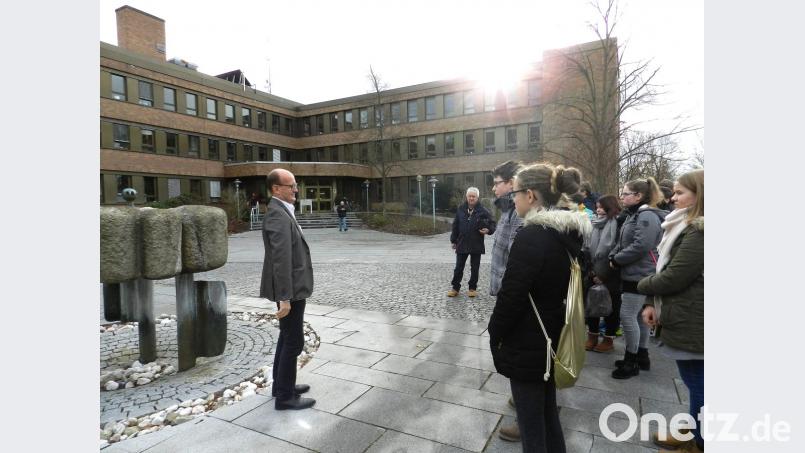 Franz Pfeffer vom Büro des Landrats führte die Schüler der Eisenbarth-Schule durch die Behörde. Bild: akp