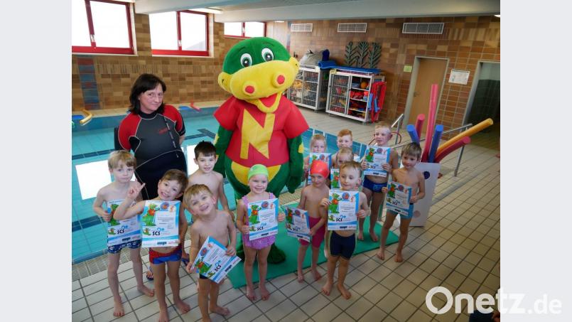 Nabbi überreichte an die Mädchen und Buben Urkunden für den erfolgreich abgelegten Schwimmkurs. Bild: exb
