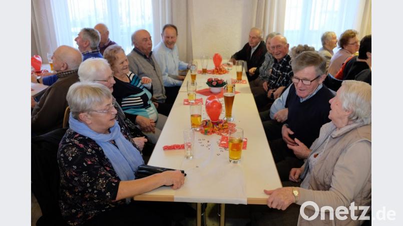 Zünftig ist’s: Etwa 120 Senioren aus der Pfarreiengemeinschaft Speinshart nutzen die Einladung der Pfarrgemeinderäte und verbringen einen kurzweiligen Faschingsnachmittag. Bild: do