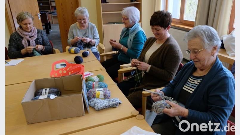 Gemütliche Strickrunde beim Evangelischen Frauenbund. Acht Damen beschäftigten sich mit Ferse und Spitze. Bild: le