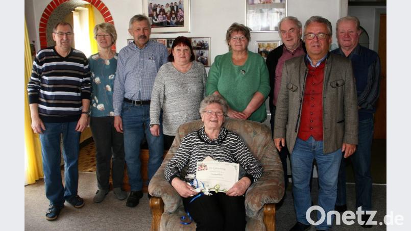 Bei bester Gesundheit feierte Maria Heindl 90. Geburtstag. Glückwünsche kamen von ihren Lieben. Helmut Weig von der Siedlergemeinschaft, Bürgermeister Toni Dutz und der Ehrenvorsitzende der Wiesauer Siedler, Karl-Heinz Meier (von rechts), schlossen sich den besten Wünschen an. Bild: wro
