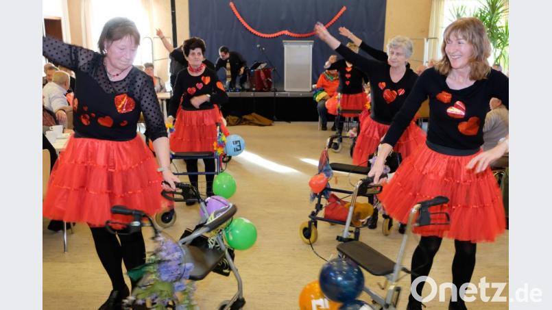 Keine Angst vor Rollatoren, heißt es beim Seniorenfasching in Vorbach. Das &quot;Vorbacher Frauen-GTeam&quot; demonstriert humvorvoll auf dem Parkett des Gemeindezentrums Vorbach die vielfältigen Einsatzmöglichkeiten des Gehwagens. Bild: do
