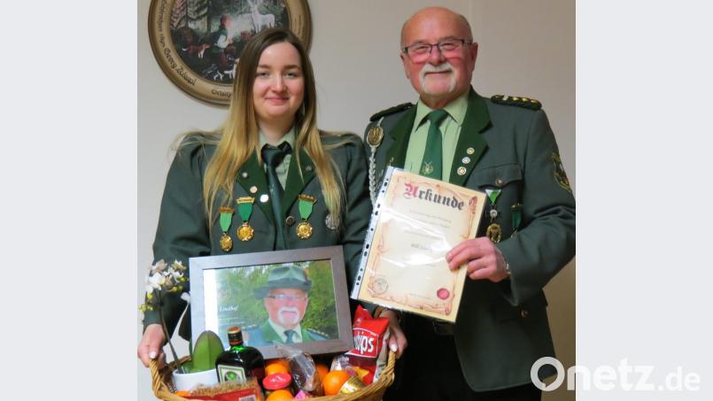 Die neue Schützenmeisterin Amanda Nießl ernannte ihren Vorgänger Willi Lindhof zum Ehrenschützenmeister. Bild: kö
