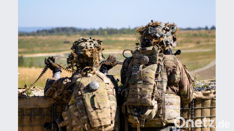 Fallschirmjäger der 173. US-Fallschirmjägerbrigade feuern während einer Übung auf dem Truppenübungsplatz Grafenwöhr mit einem Maschinegewehr. Bild: U.S. Army photo by Pfc. Matthew J. Marcellus
