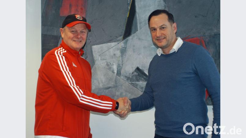 Per Handschlag verlängerte Roland Rittner seinen Trainervertrag beim SC Luhe-Wildenau. Bild: otr