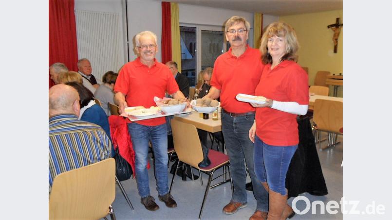 Gabi Pittroff (von links), Norbert Hopperdietzel und Alfred Wulfänger tischen Butter, Quark, Käse, Kartoffeln und Buttermilch auf. Bild: fz
