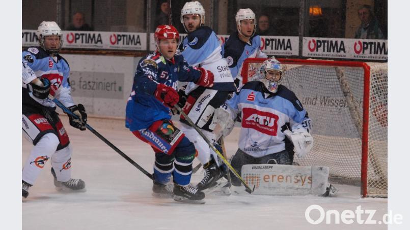 Vier Weidener gegen einen Selber: Paul Wolf, Mirko Schreyer, Adam Schusser und Goalie Daniel Filimonow (von links) halten Achim Moosberger in Schach. Fünf Mal standen sich die Blue Devils und die Selber Wölfe in dieser Saison schon gegenüber. Die Bilanz lautet 3:2-Siege für Weiden. Am Freitag um 20 Uhr kommt es in der Hans-Schröpf-Arena zum sechsten Aufeinandertreffen. Bild: gb