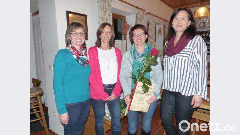 Marga Schieder-Beierl, Manuela Weißenburger und Renate Simon (von links) ehren für 30 Jahre Martina Reichenberger (mit Blumen und Urkunde). Bild: sl