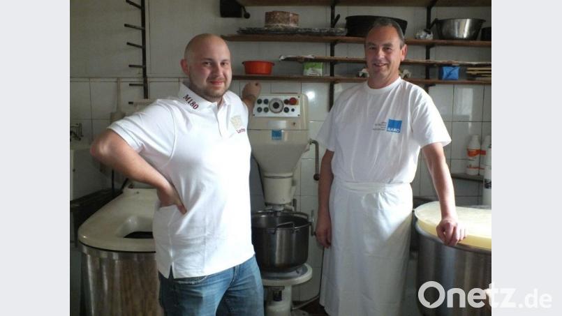 Josef Arnold (rechts) möchte sonntags keine Semmeln verkaufen. Links sein Sohn Michael Arnold, der auch im Betrieb tätig ist. Archivbild: spz