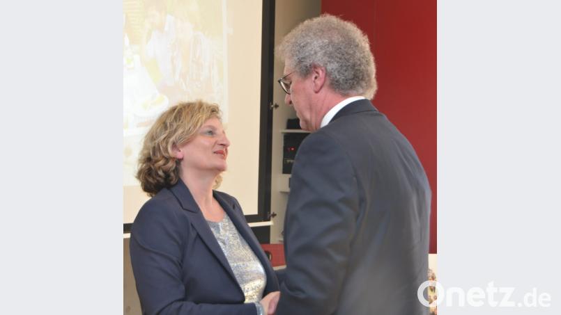 Schulrätin Margit Walter entzündet eine Lobeshymne auf den scheidenden Rektor. Bild: dob