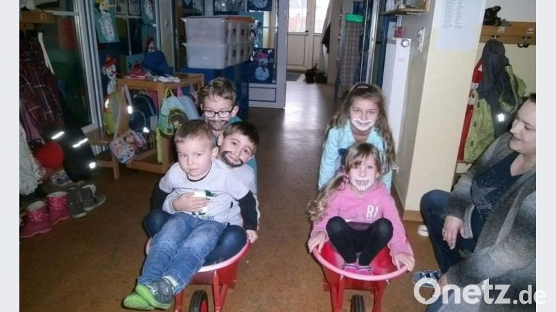 Beim Schubkarrenfahren hatten die kleinen Zwerge so richtig Spaß Bild: soj