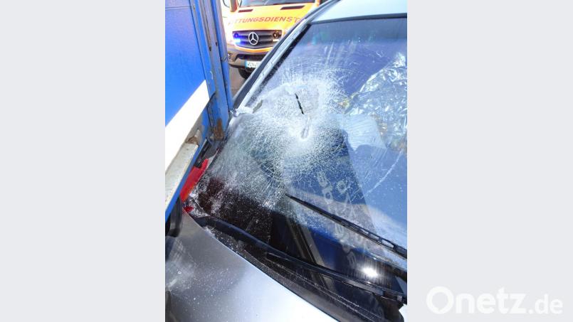 Der Pkw-Fahrer wurde bei der Kollision mit dem Lastwagen leicht verletzt. Es entstand ein Gesamtschaden von 15 000 Euro. Bild: Dobmeier