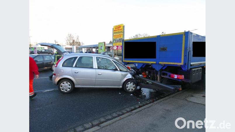 Der Opelfahrer wurde bei der Kollision mit dem Lastwagen leicht verletzt. Es entstand ein Gesamtschaden von 15 000 Euro. Bild: Dobmeier
