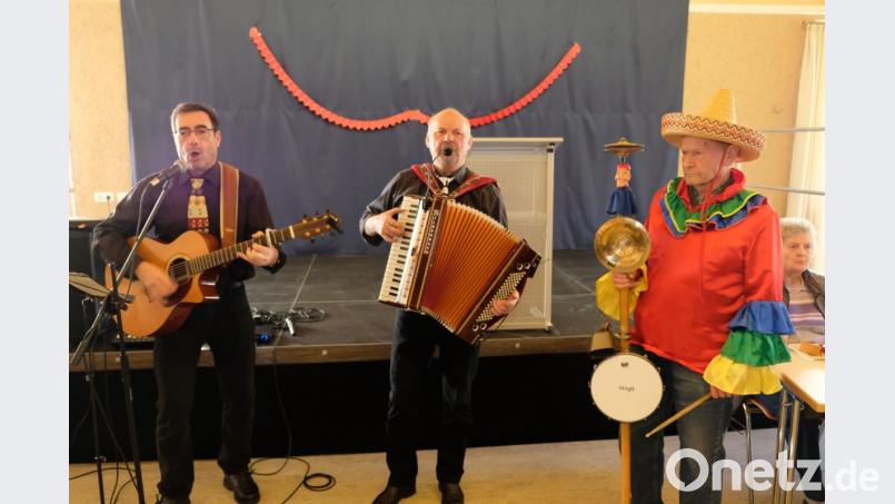 Gerd Retzer, der auch als Moderator durch den Nachmittag führt, entfacht mit seinen Kollegen Werner Meier und Teufelsgeiger Bruno Primann ein musikalisches Feuerwerk nach dem anderen. Bild: do
