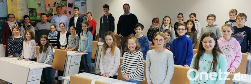 Während einer kleinen Feierstunde im Biologie-Lehrsaal des JAS-Gymnasiums überreichten Schulleiter Christian Schwab (hintere Reihe, Vierter von links) und der Fachkoordinator für Natur und Technik, Josef Schiffl (hinten, ´Dritter von links) Sachpreise aus dem Landeswettbewerb „Experimente antworten“. Bild: exb