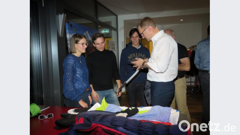 Frank Wisniewski hatte ins &quot;Seenario&quot; einen Teil seines Equipments mitgebracht, was auf großes Interesse bei den anwesenden Bergsteigern stieß. Bild: ubb